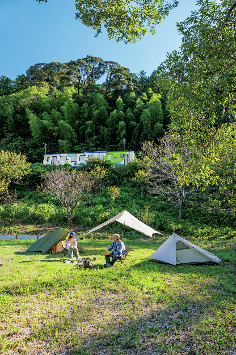 １両列車が目の前に！ 広大な河川敷で鉄道キャンプを楽しむ【in 京都・笠置町】