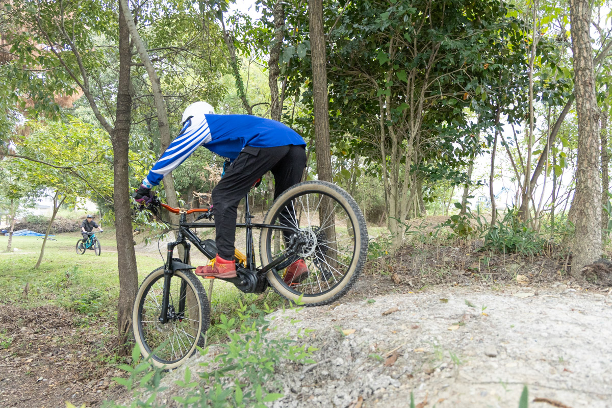 小さな丘を下る