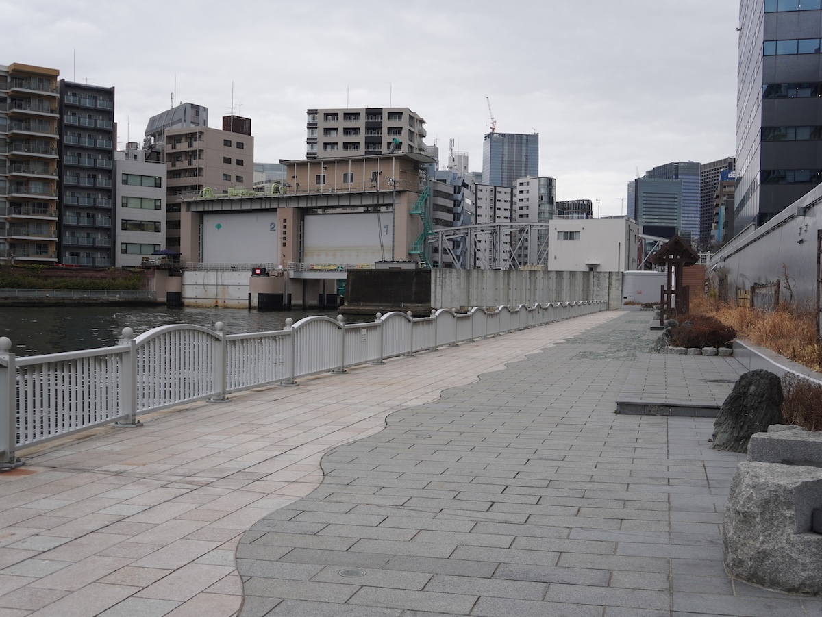 歯の神様も登場。川の歴史に思いを馳せる1km未満の東京散歩【プロハイカー斉藤正史の東京GREEN WAY  FILE.17】