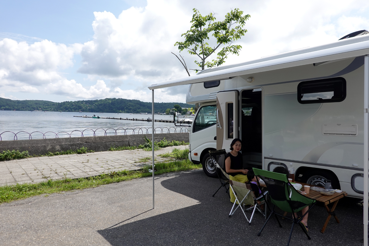 天気が良くて気持ちよかったら外で食べる筆者