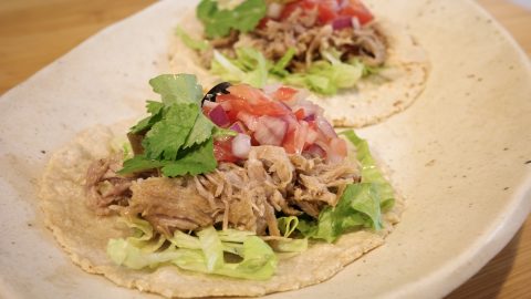 キャンプでタコスは最高！メキシコの風が吹く簡単肉料理レシピ「カルニタス」を紹介