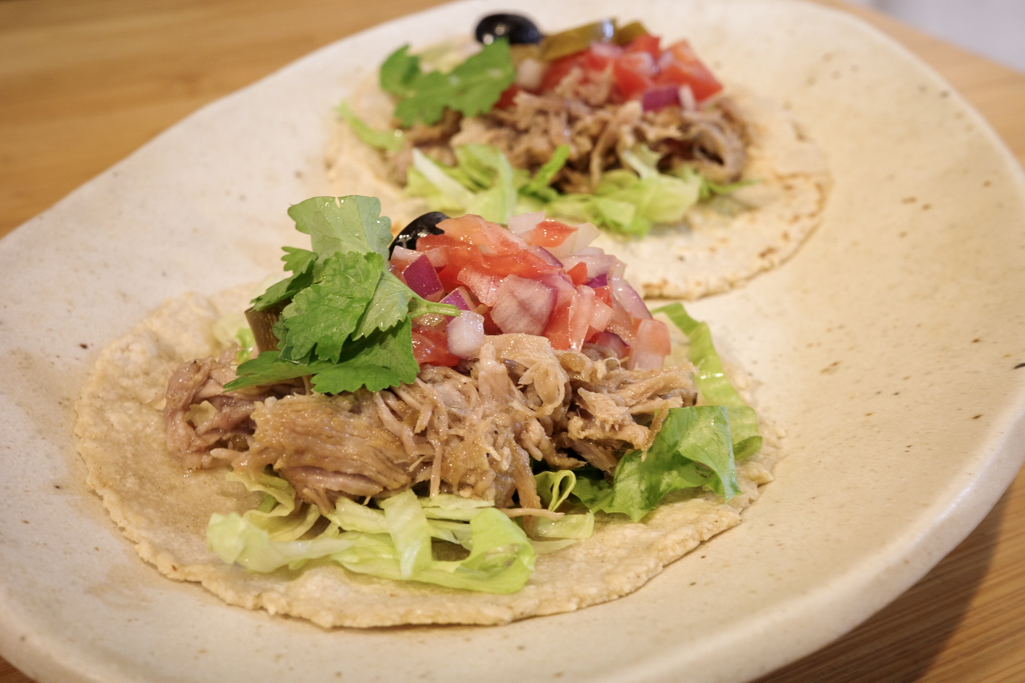 キャンプでタコスは最高！メキシコの風が吹く簡単肉料理レシピ「カルニタス」を紹介