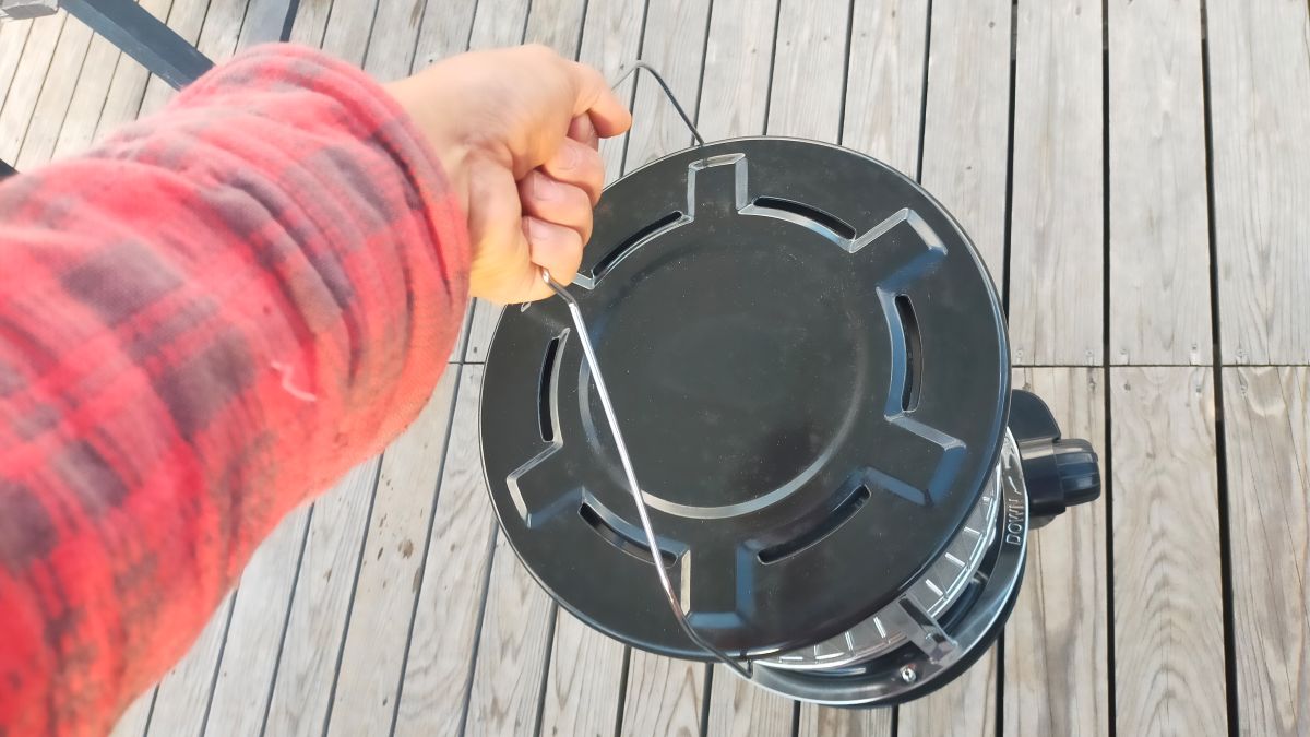 石油ストーブを運んでいる様子。