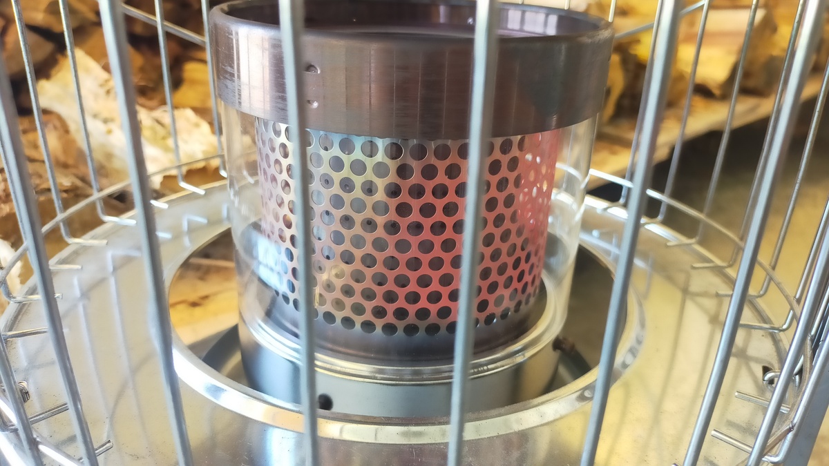点火した石油ストーブ。