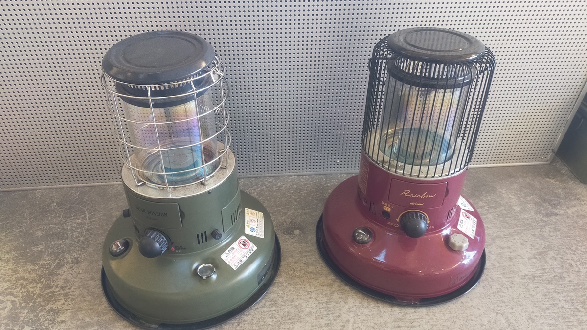 石油ストーブが並んでいる。
