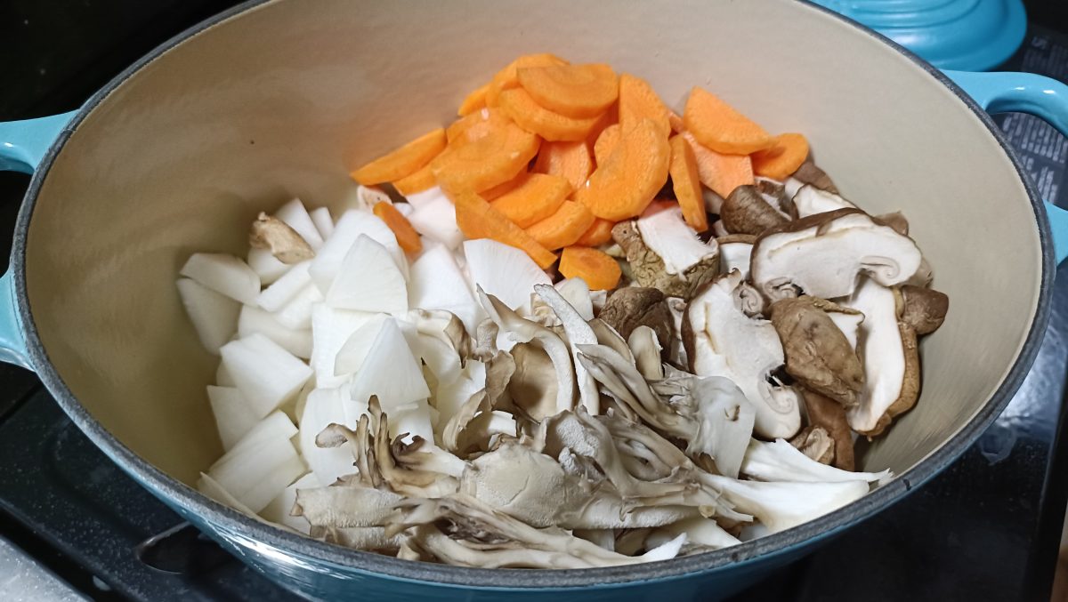 無水鍋に入った野菜などの食材。