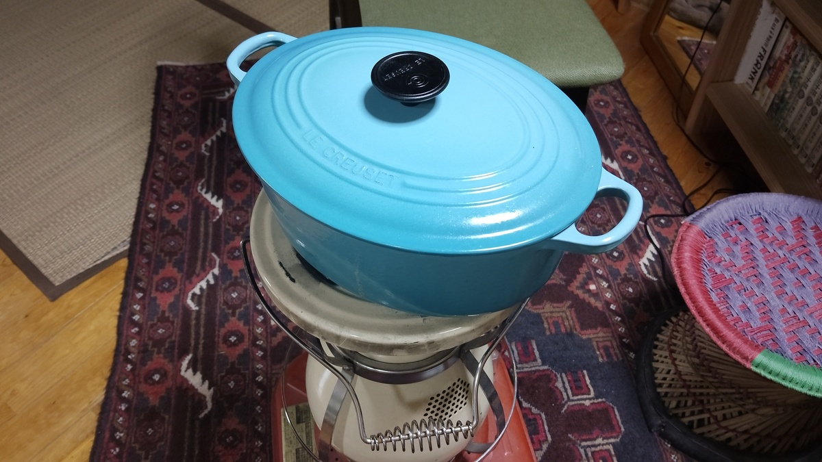 ストーブの上に乗った無水鍋。