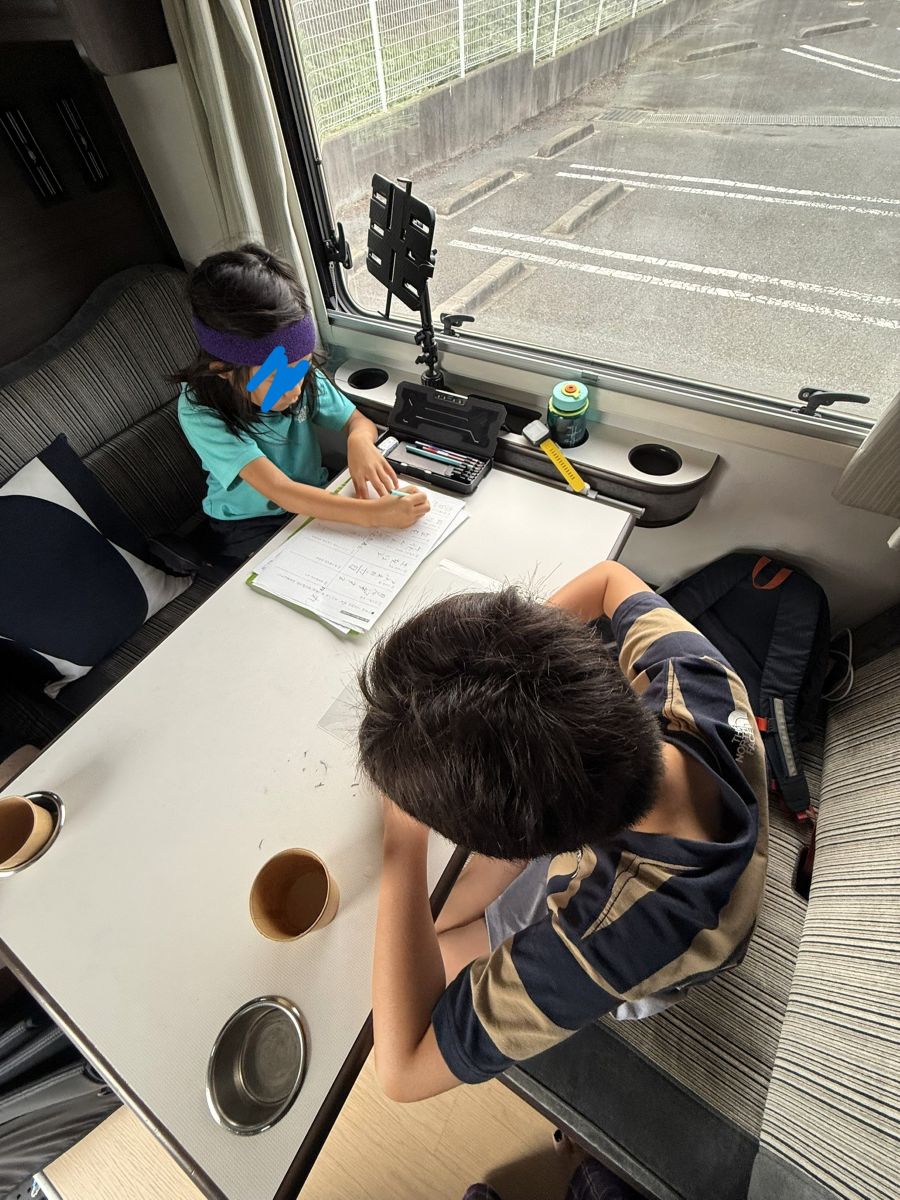 自宅と同じ要領で朝学習する息子たち