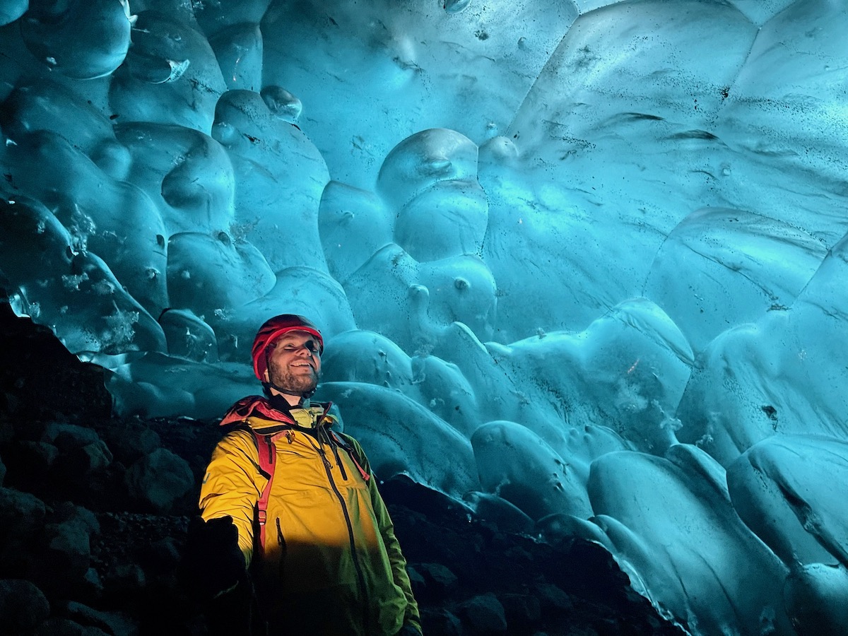 冬のアイスランド旅行ではぜひここへ! 青く光る氷の洞窟&氷河トレッキング