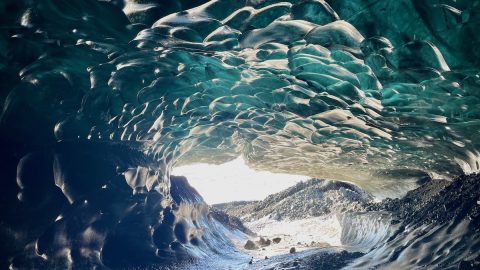 冬のアイスランド旅行ではぜひここへ！ 青く光る氷の洞窟＆氷河トレッキング