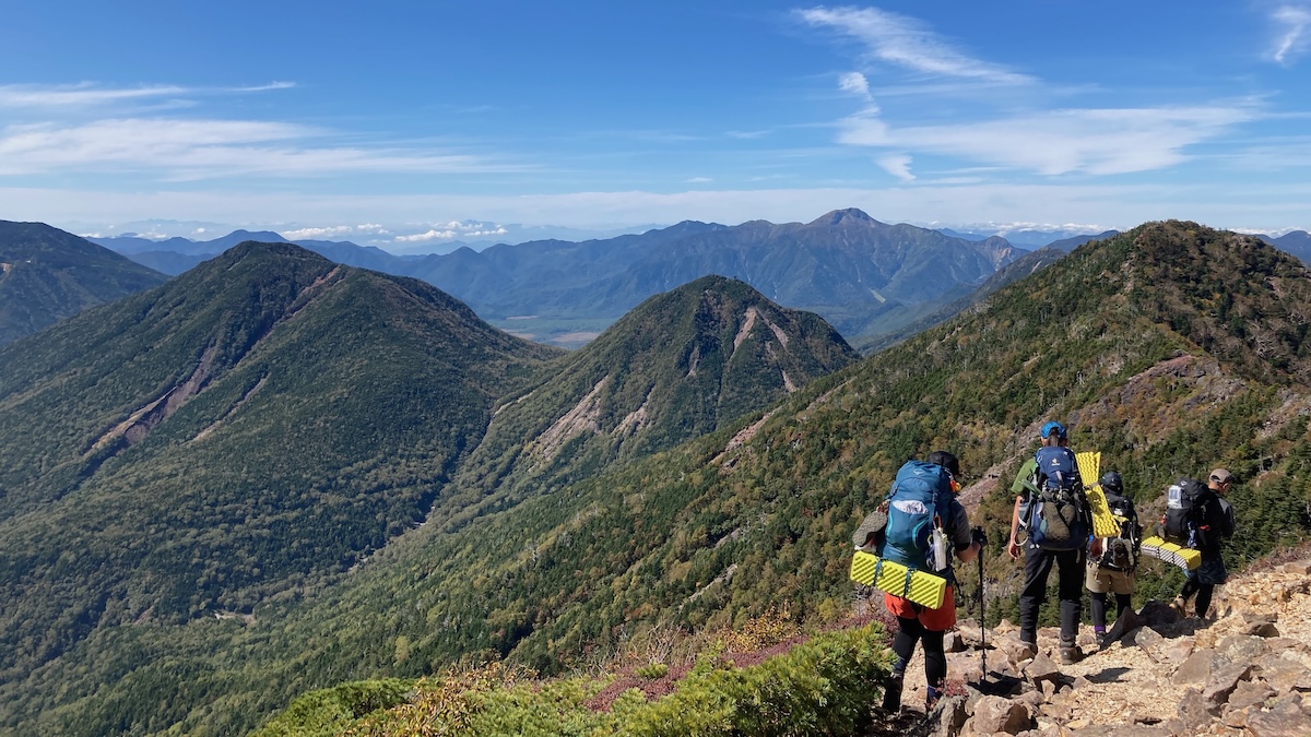 リュックを背負って山を歩く。