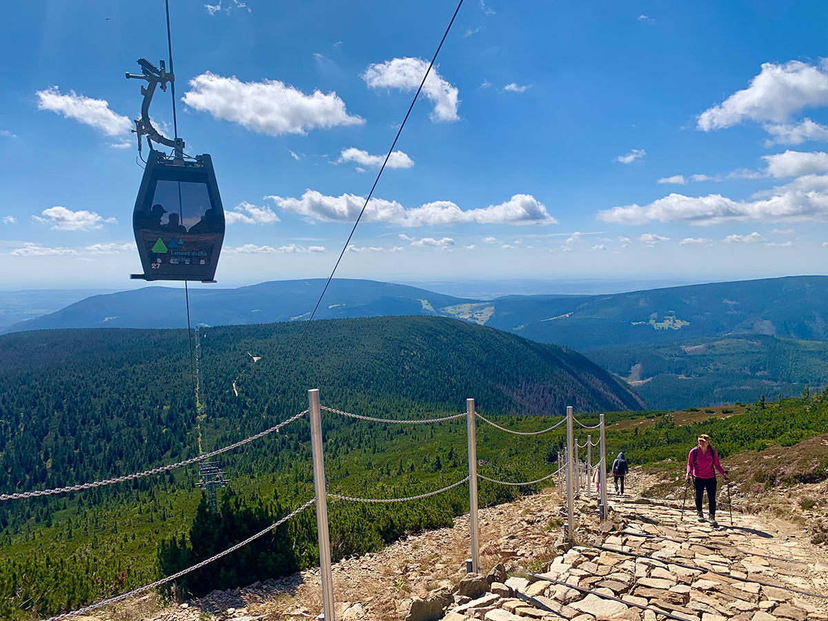ヨーロッパ・チェコ最高峰「スニェシュカ山」の大パノラマ体験!足での登山ならではの景色