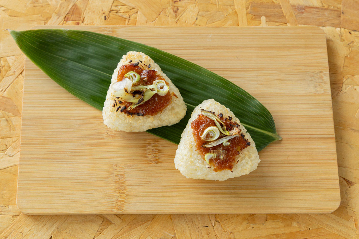 朴葉味噌をのせた焼きおにぎり