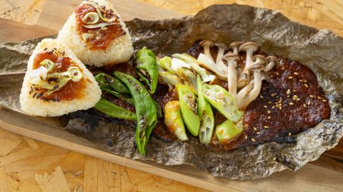 秋の香りを愉しむ！「朴葉味噌と焼きおにぎり」のレシピ