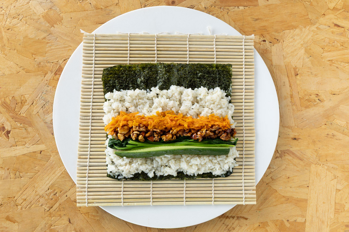 巻きすの上に海苔、酢飯、具材を並べる