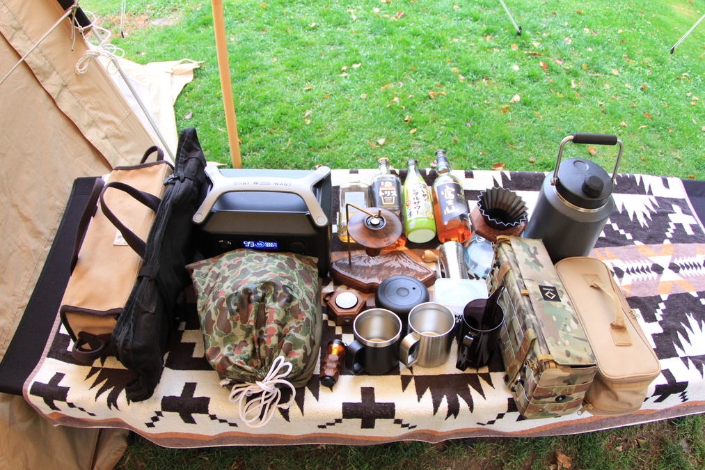 ラックから取り出したキャンプギアを地面に並べ、収納量を比較している様子
