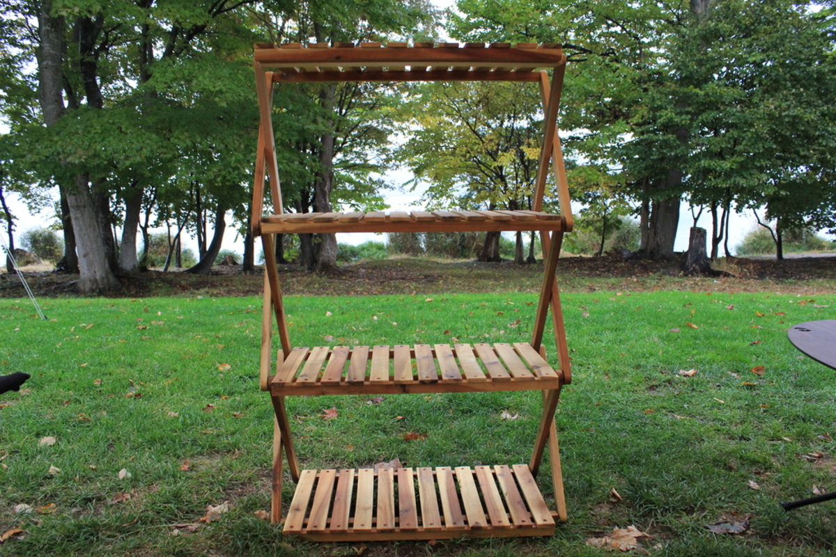 キャンプサイトに設置されたキャプテンスタッグの木製4段ラックの全体像