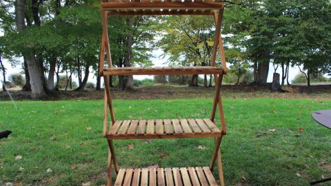 お手頃価格なのも◎！ かっこいいキャンプサイトを演出する、キャプテンスタッグの木製ラック