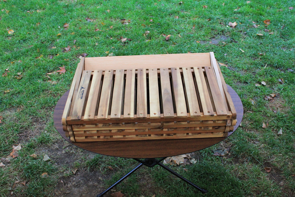 折りたたんでコンパクトになったキャプテンスタッグの木製ラック