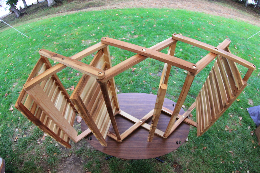 キャプテンスタッグの木製ラックを組み立てている途中の様子