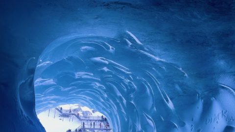 消えつつあるフランス最大の氷河「メール・ド・グラース」にある氷の洞窟とは？
