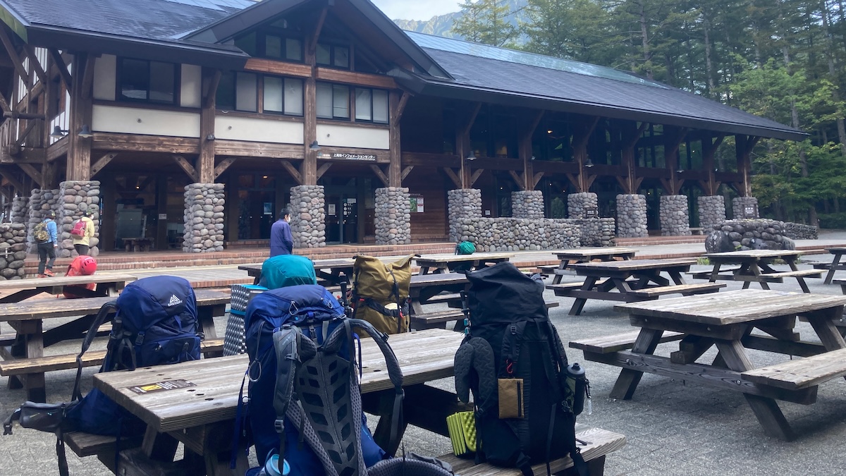 上高地のベンチにリュック