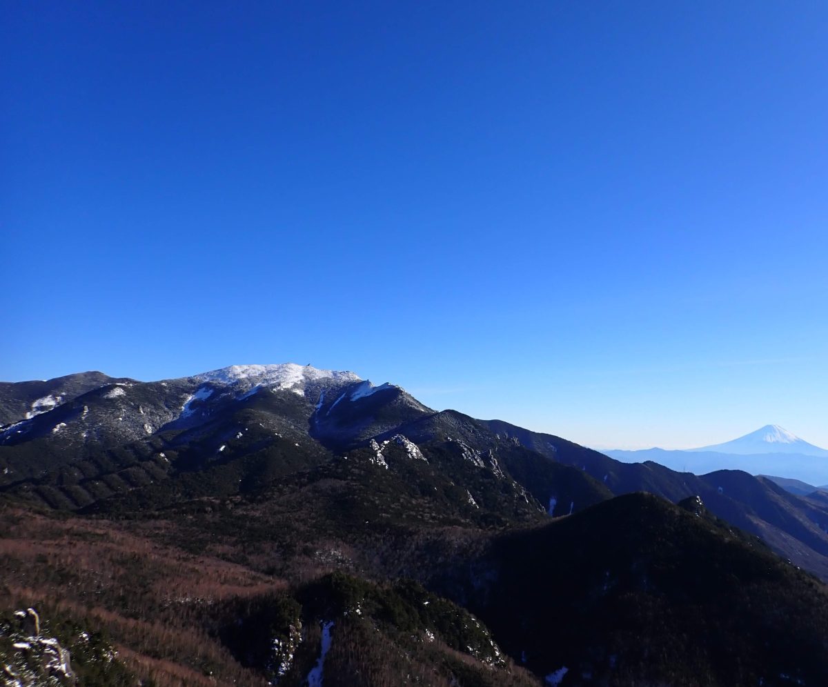 瑞牆山山頂より望む