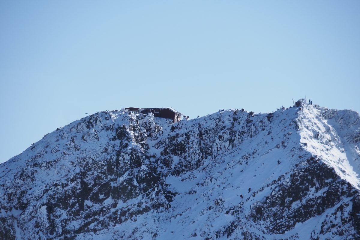 阿弥陀岳から望む赤岳山頂付近