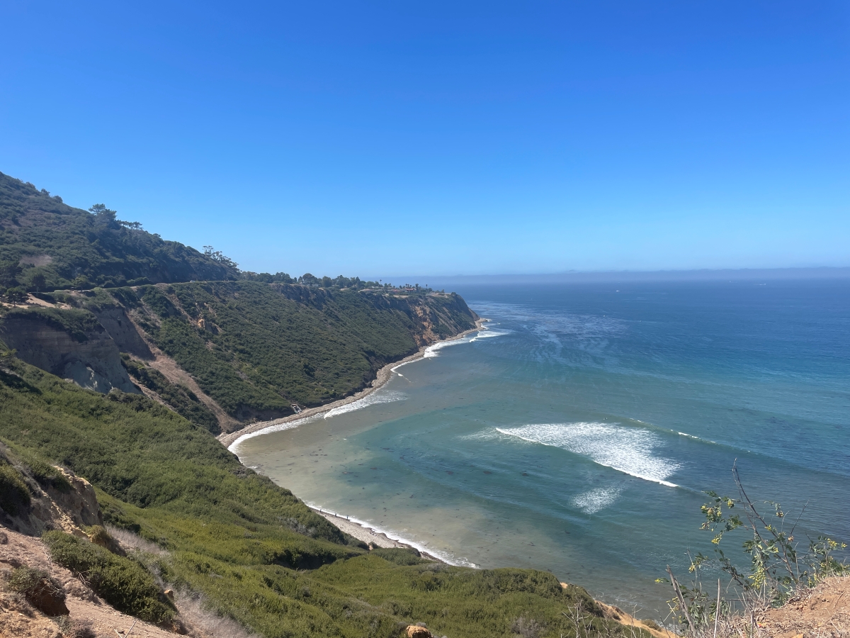 断崖絶壁の海岸線に沿って道が走る。