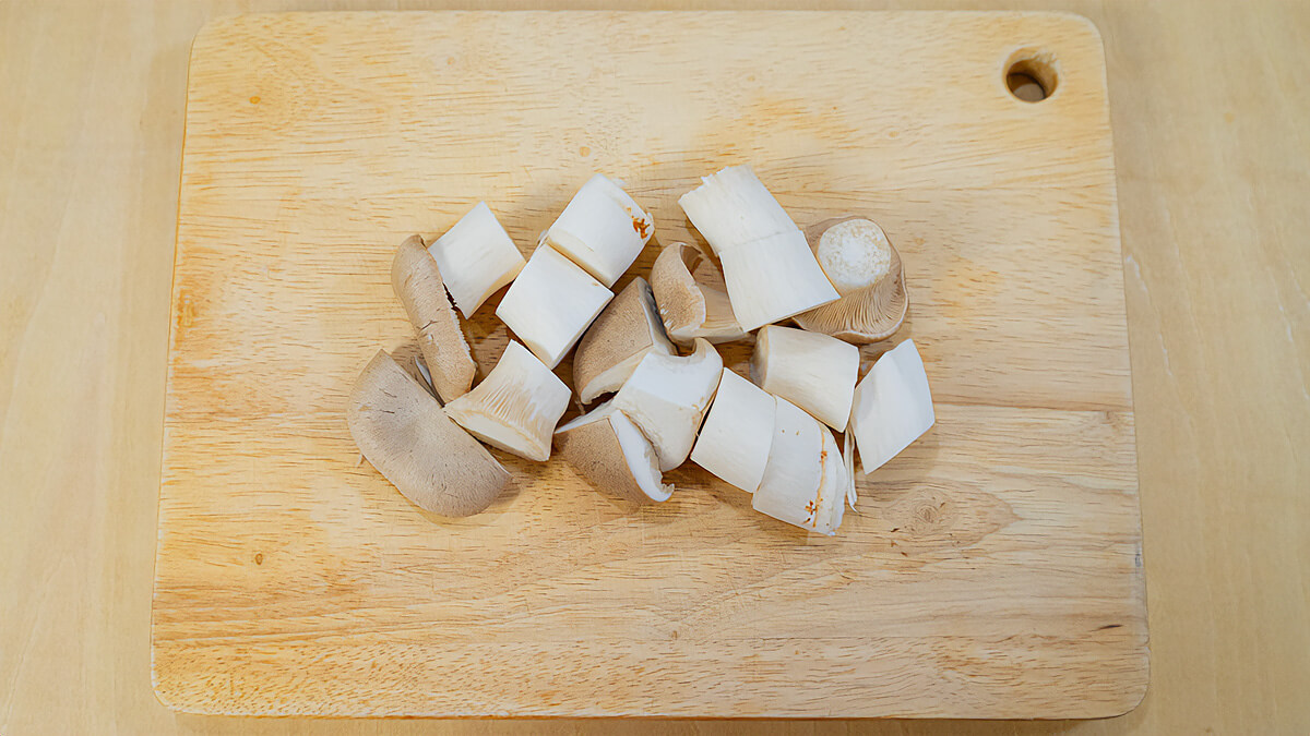 エリンギは食べやすい大きさに切る