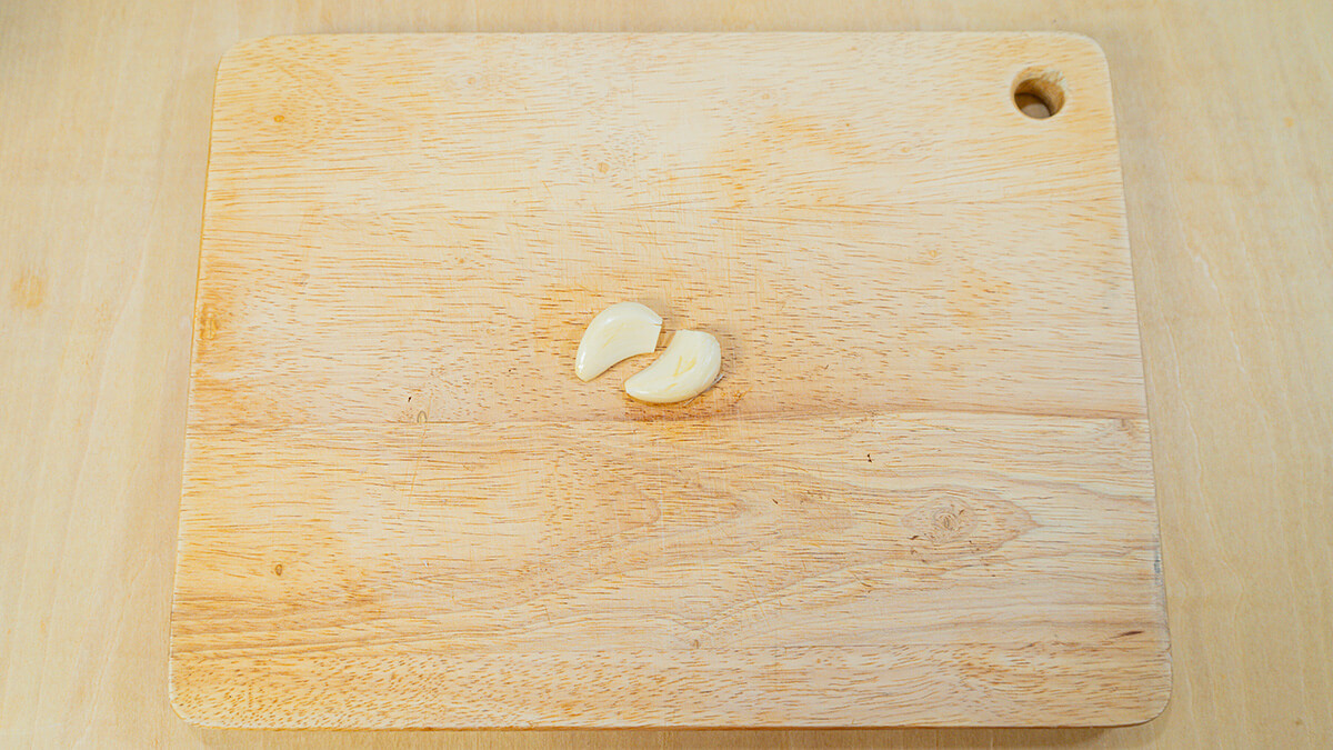 にんにくは芯を取り除き潰す