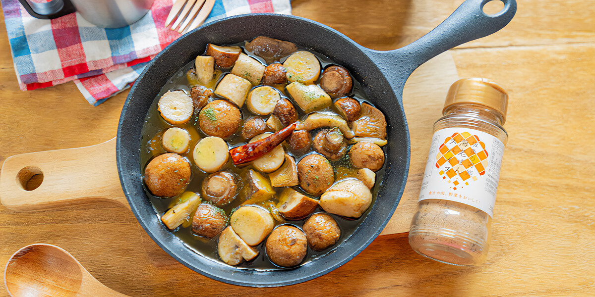 あの「海老せんべい」が万能スパイスに!?  キャンプ飯にピッタリな簡単アヒージョにアレンジ