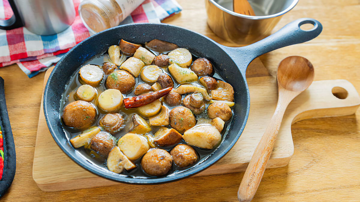 「坂角の万能 海老せんスパイス」で作るきのこのアヒージョ