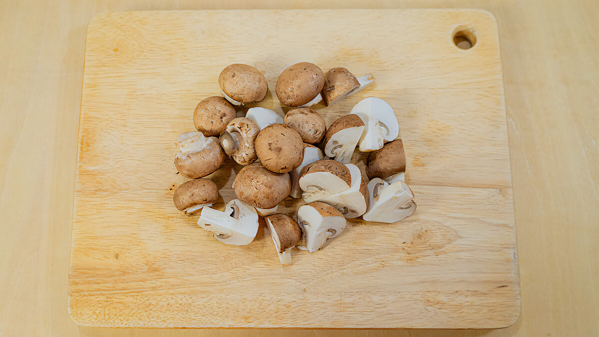 ブラウンマッシュルームは食べやすい大きさに切る