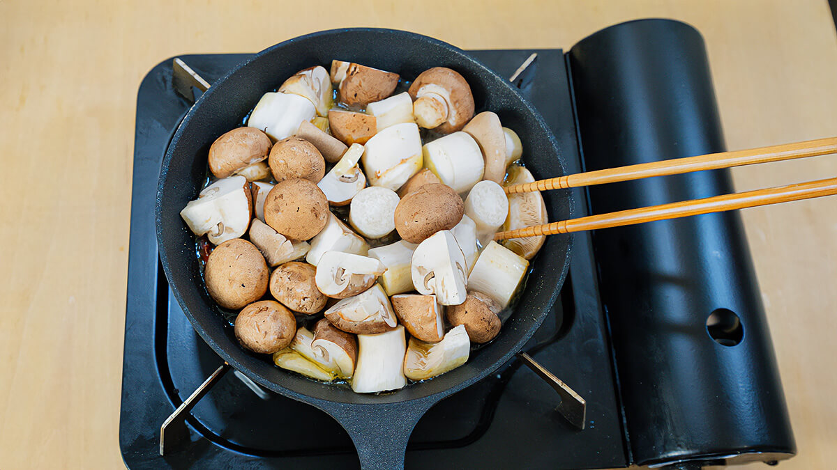 スキレットにきのこを加える