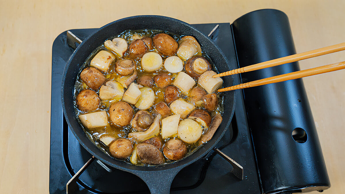 味を調えて火から下ろす