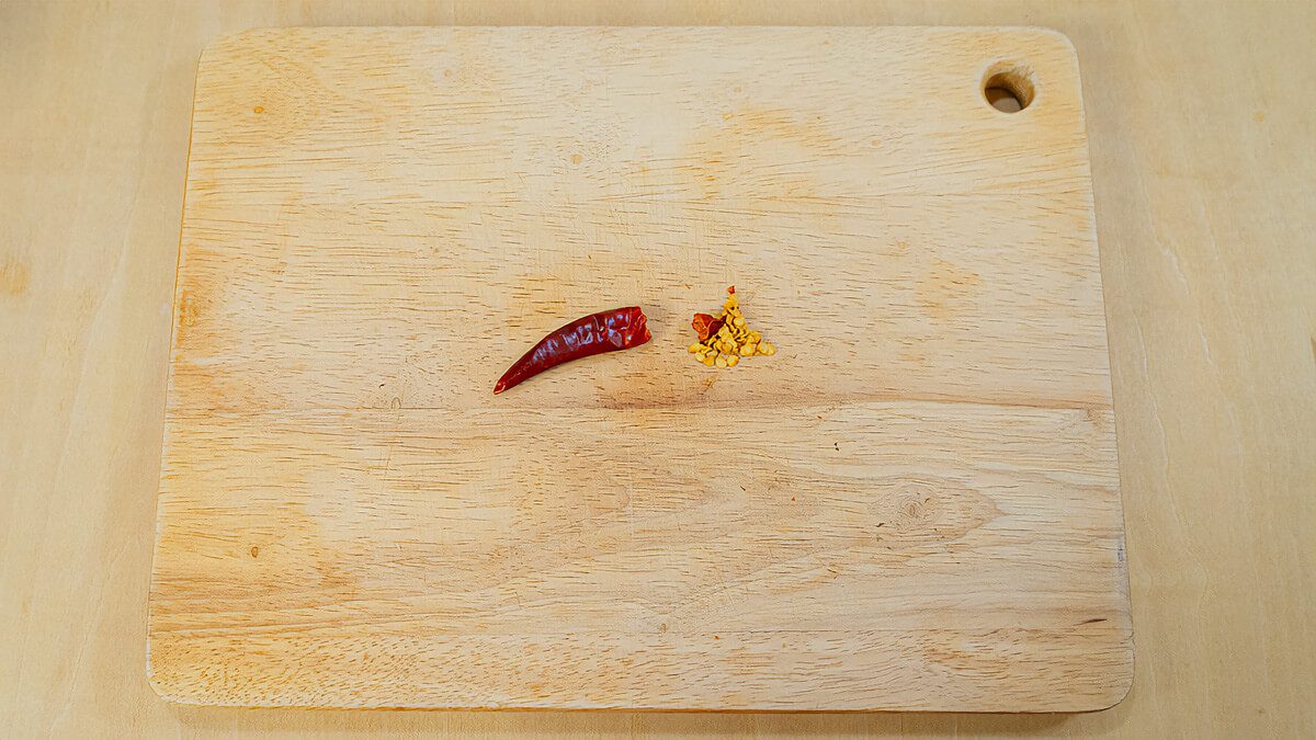 鷹の爪は種を取り除く