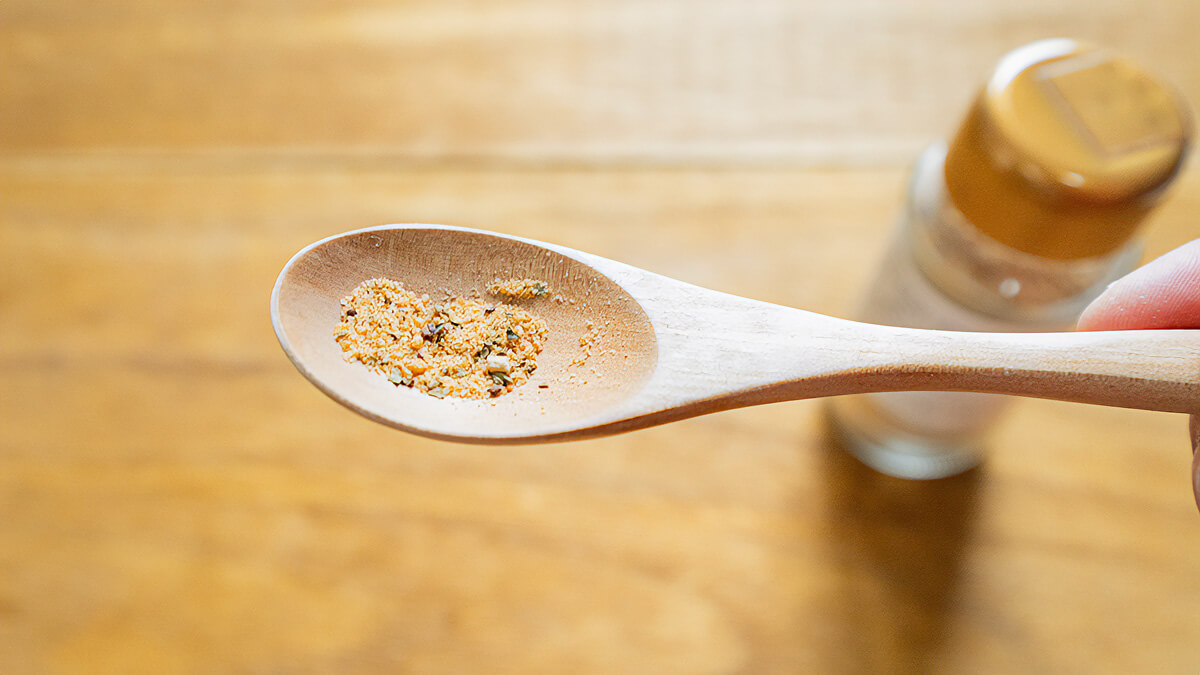 「坂角の万能 海老せんスパイス」の粉末