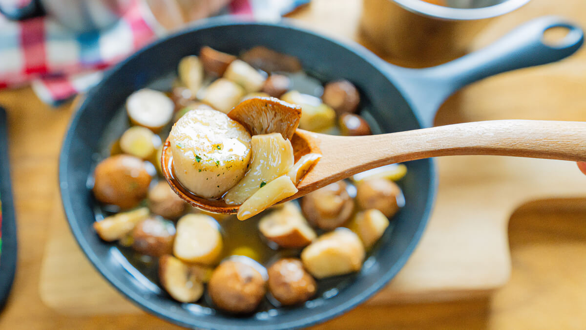 「坂角の万能 海老せんスパイス」で作るきのこのアヒージョ
