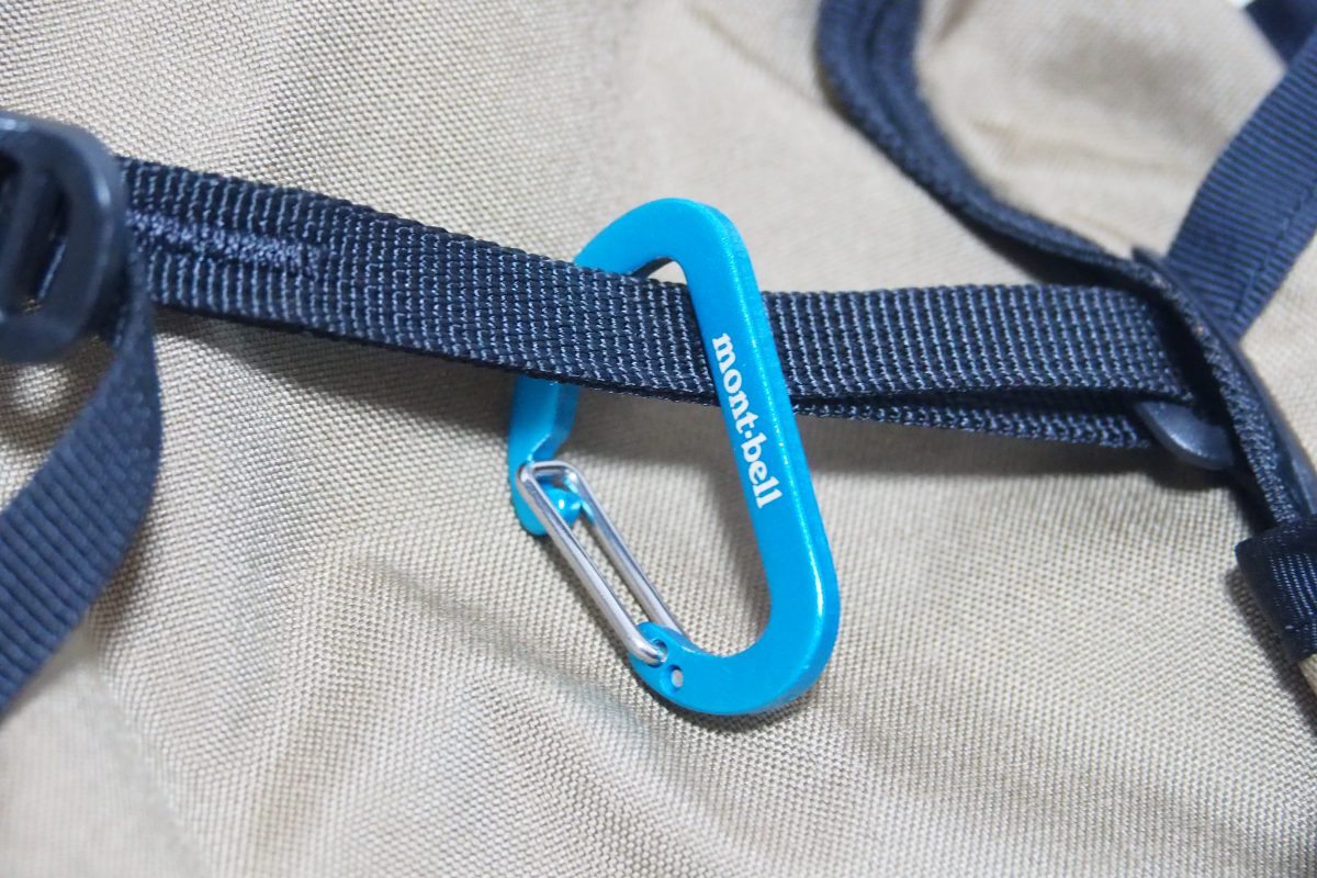 バックパックとカラビナ