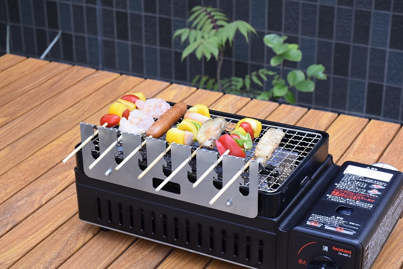 カセットコンロで焼き鳥を!串焼きスタンド「串ピタ」を使えば、竹串を焦がさず美味しく焼けるぞ〜