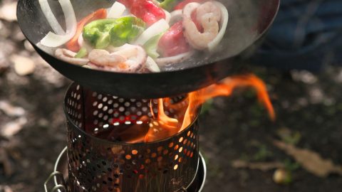 大人気の缶ストーブに進化版登場！ブースターとセットで使えば強火料理と強力暖房を楽しめるぞ