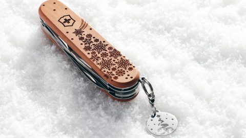 この冬限定のビクトリノックスは流れ星と雪の結晶に心が踊るウッドハンドルモデル！