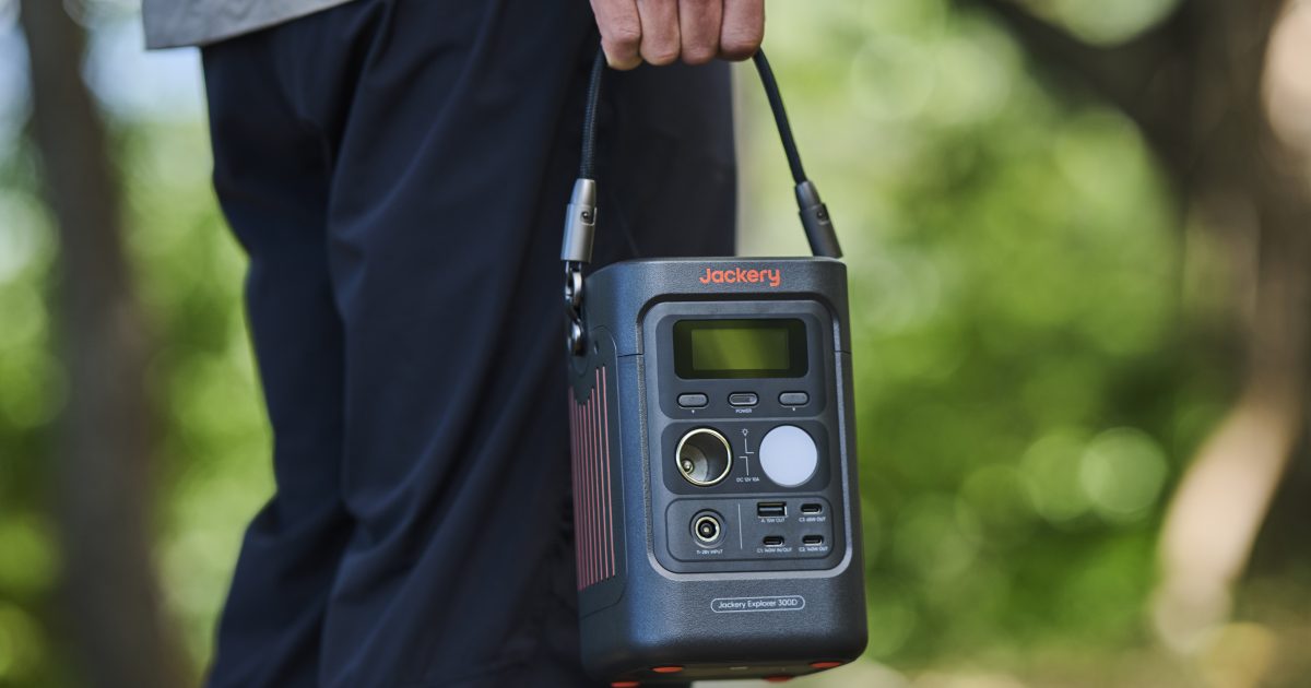 持ち運べるポータブル電源って使いやすい！ Jackery「300D」が見せる軽