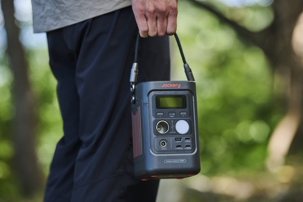 持ち運べるポータブル電源って使いやすい！ Jackery「300D」が見せる軽さと実用性のバランスとは