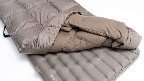 スノーピークのロングセラー寝袋「オフトンシリーズ」に掛布団式の新モデルが登場！寝心地の良さがさらにアップしたっ