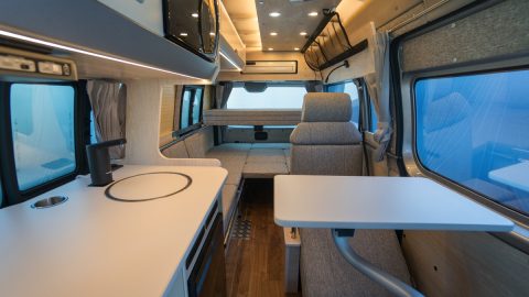 新型キャラバンベースのキャンピングカー「Arte６」登場！余裕の室内高で開放感たっぷり、ベッド展開も楽々なのだ