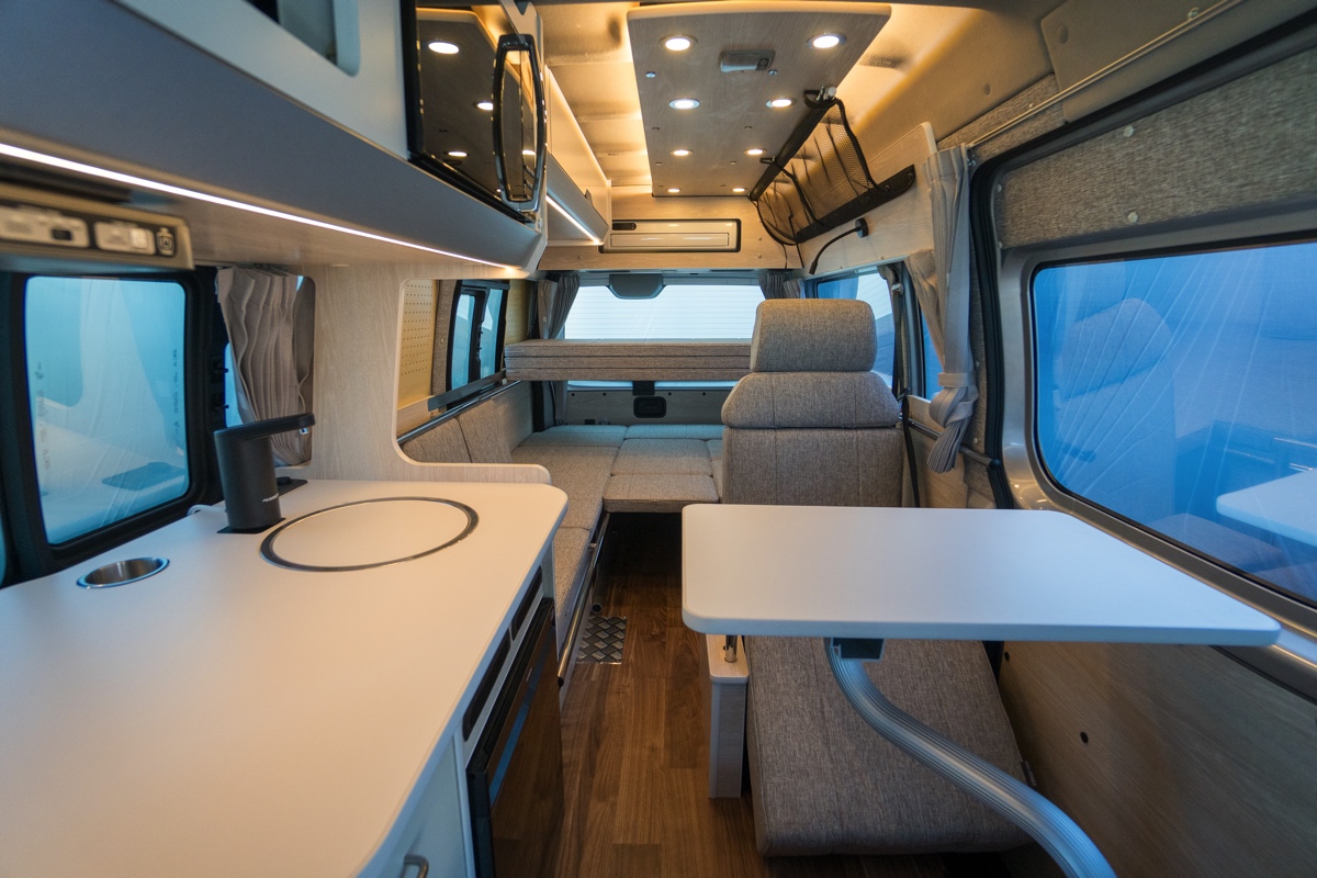 新型キャラバンベースのキャンピングカー「Arte６」登場！余裕の室内高で開放感たっぷり、ベッド展開も楽々なのだ