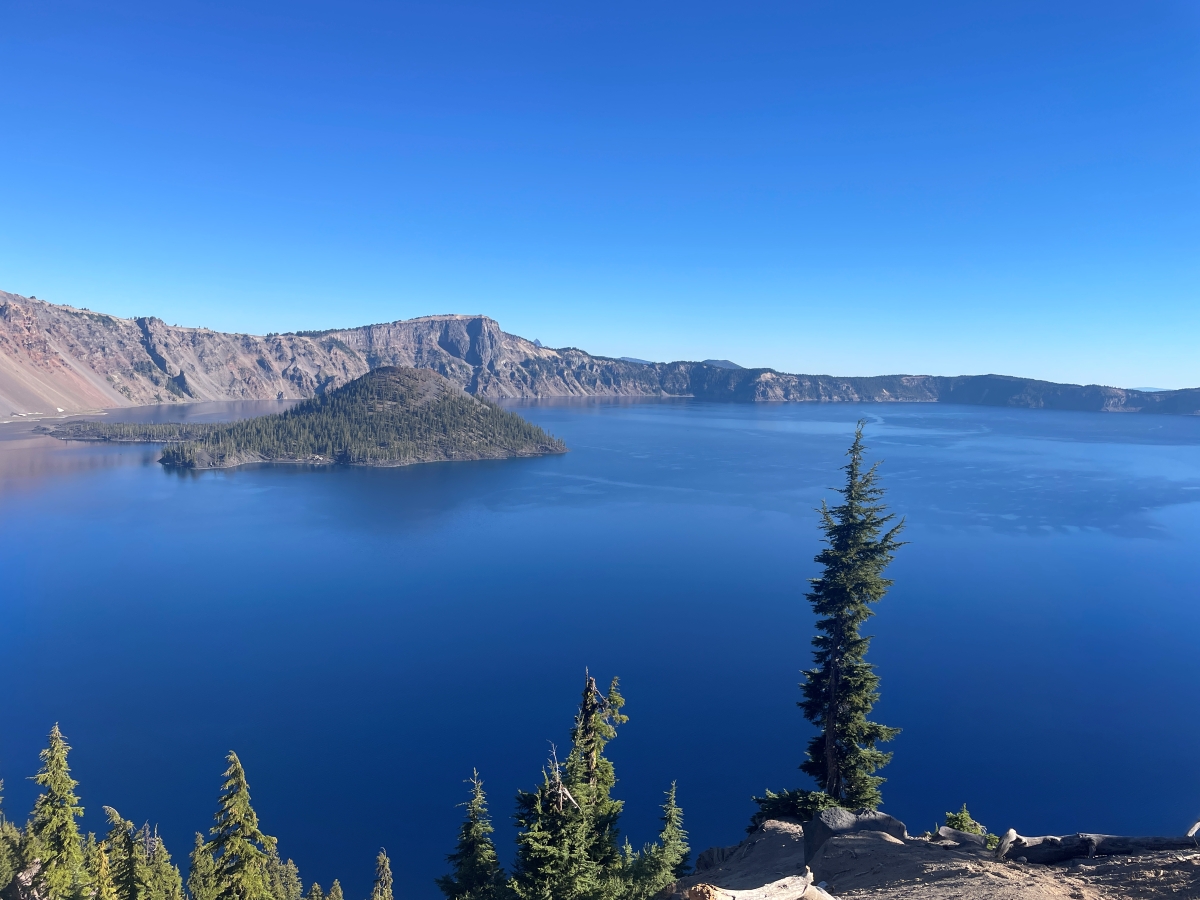 アメリカ・オレゴン州クレーターレイク国立公園だから楽しめるウソみたいな透明度の湖とご機嫌トレイル