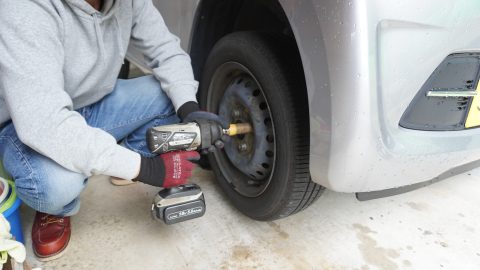 元整備士がやり方と注意点を解説！自分でスタッドレスタイヤに交換する方法とは？
